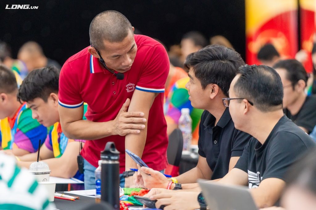 chiến lược kinh doanh sân cỏ nhân tạo cùng Phạm Thành Long Phạm Thành Long hướng dẫn chiến lược kinh doanh sân cỏ nhân tạo